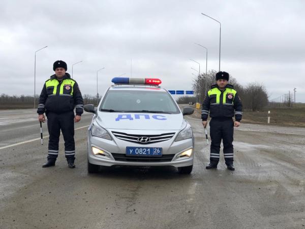 Почувствовавшего недомогание пассажира отнесли на руках в больницу инспекторы ДПС в Буденновске